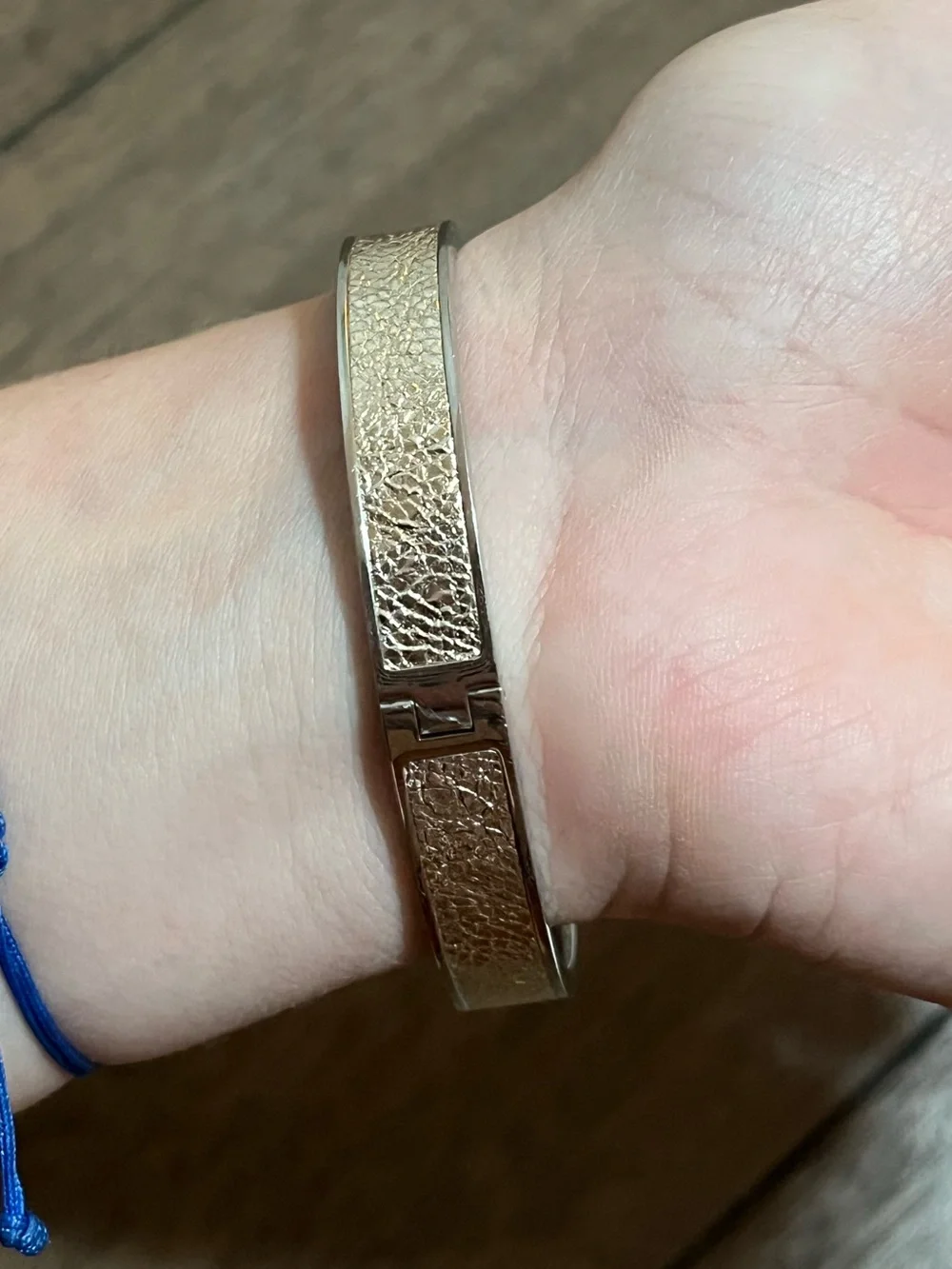 Tory Burch Silver Tone Pebbled Leather Hinged Bangle Bracelet Logo Quiet Luxury